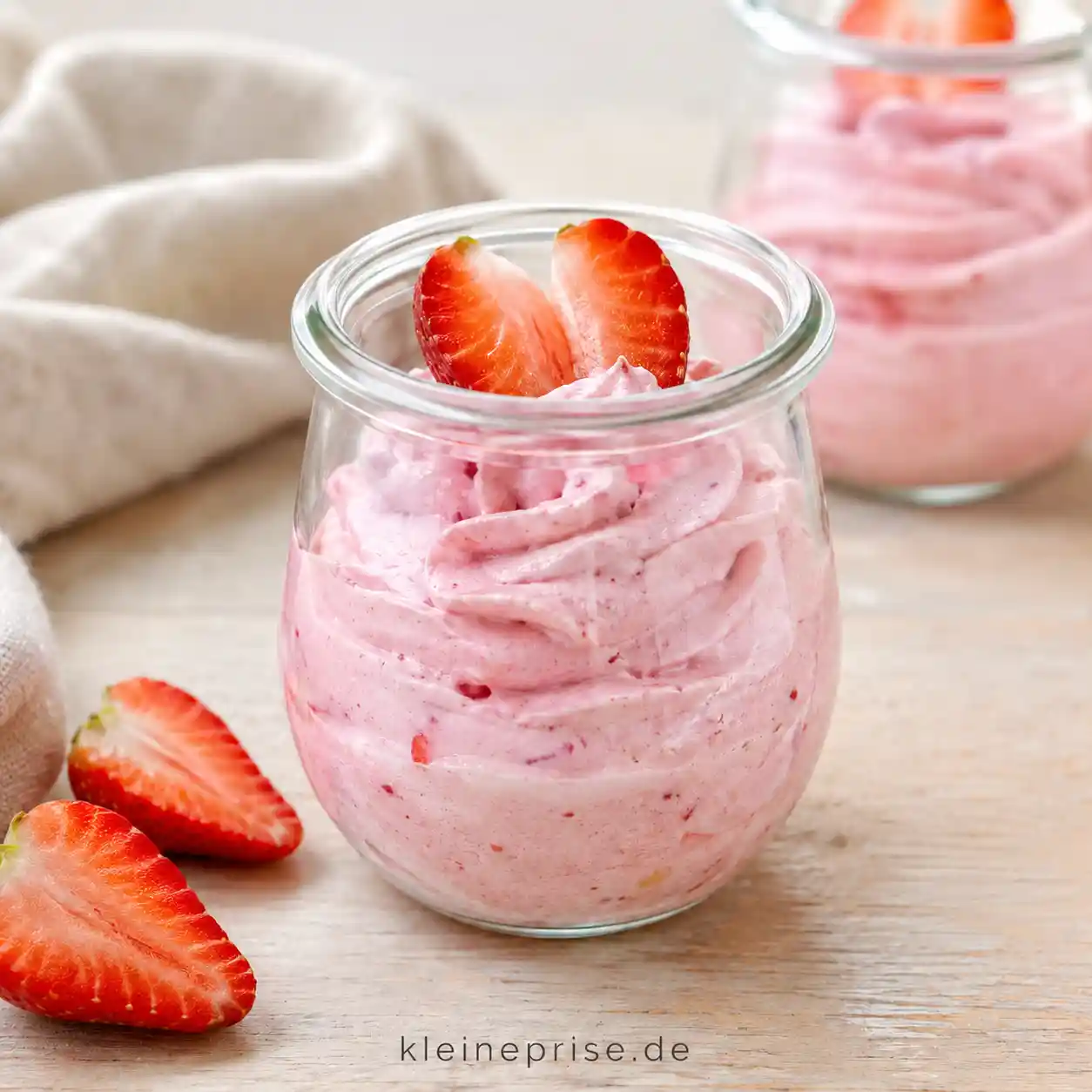 Low Carb Erdbeer Mousse einfach und cremig Low Carb Erdbeer Mousse einfach und cremig | Kleine Prise