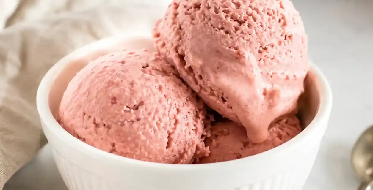 Low Carb Erdbeereis ohne Zucker und ohne Eismaschine