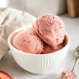 Low Carb Erdbeereis ohne Zucker und ohne Eismaschine Low Carb Erdbeereis mit cremigen Erdbeereiskugeln in einer weißen Schale