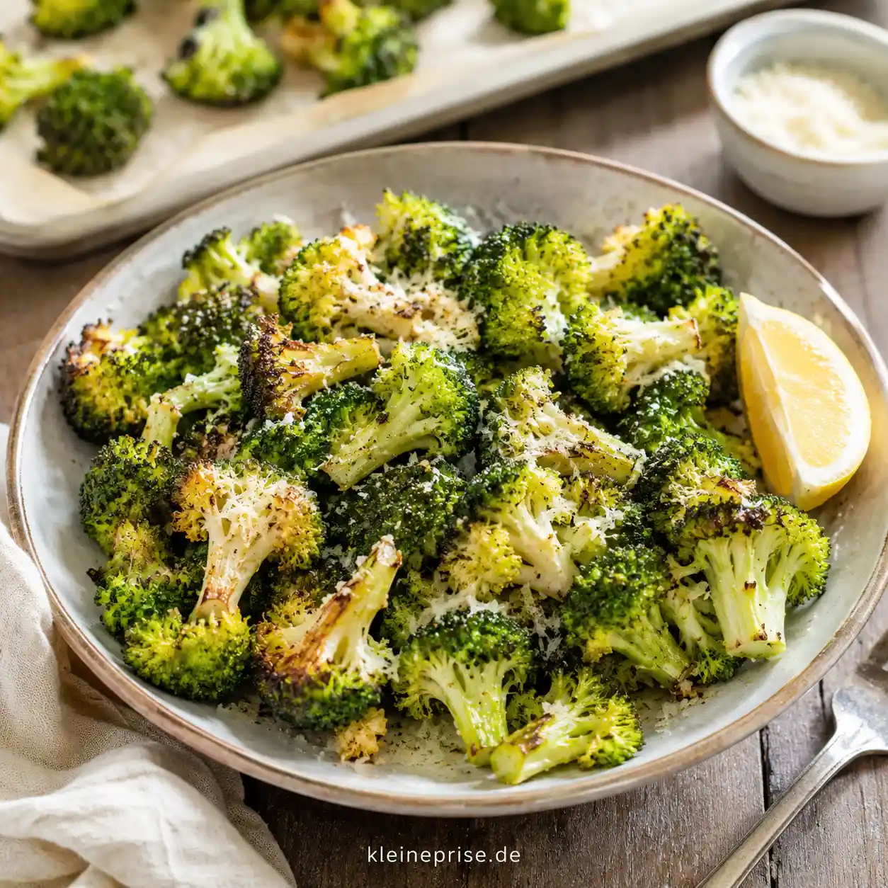 Low Carb Gerösteter Ofen-Brokkoli einfach aus dem Backofen Low Carb Gerösteter Ofen-Brokkoli einfach aus dem Backofen | Kleine Prise
