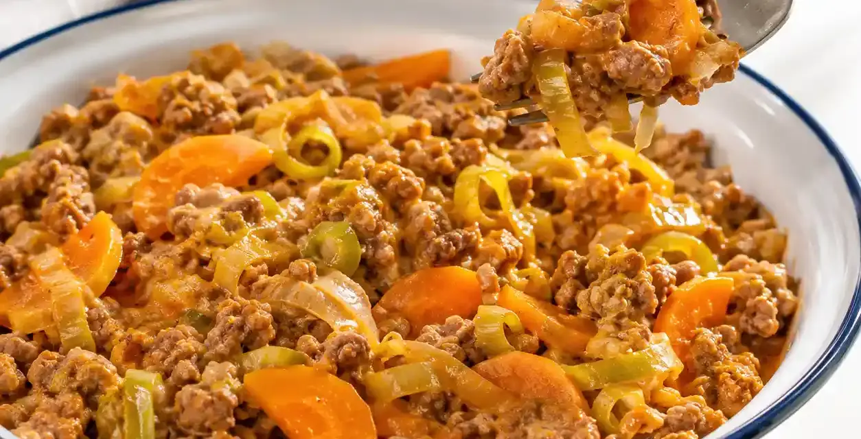 Low Carb Hackfleisch-Lauch-Pfanne mit Karotten