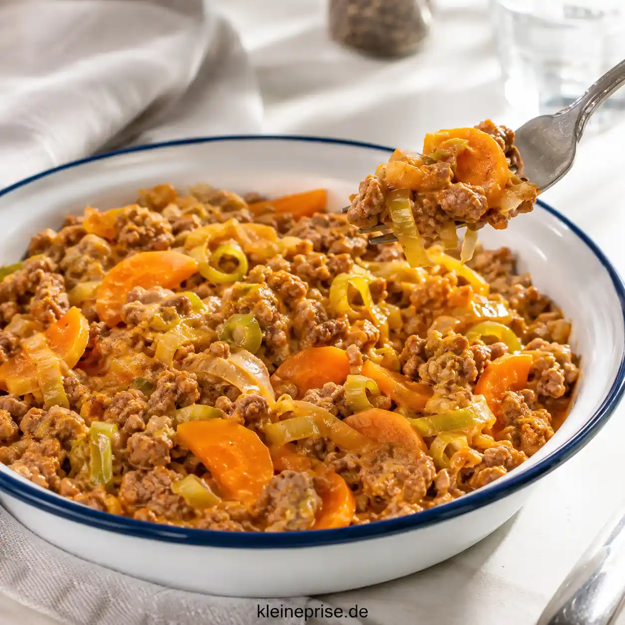 Low Carb Hackfleisch-Lauch-Pfanne mit Karotten Low Carb Hackfleisch-Lauch-Pfanne mit Karotten | Kleine Prise