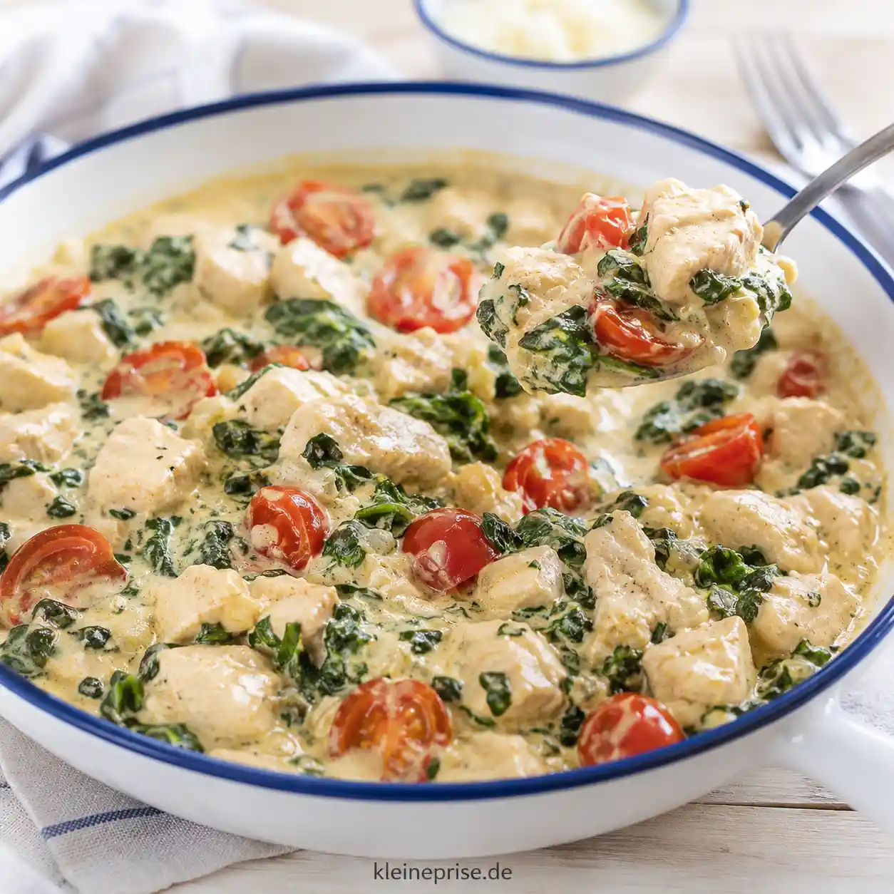 Low Carb Hähnchen-Spinat-Pfanne mit Tomaten Low Carb Hähnchen-Spinat-Pfanne mit Tomaten | Kleine Prise