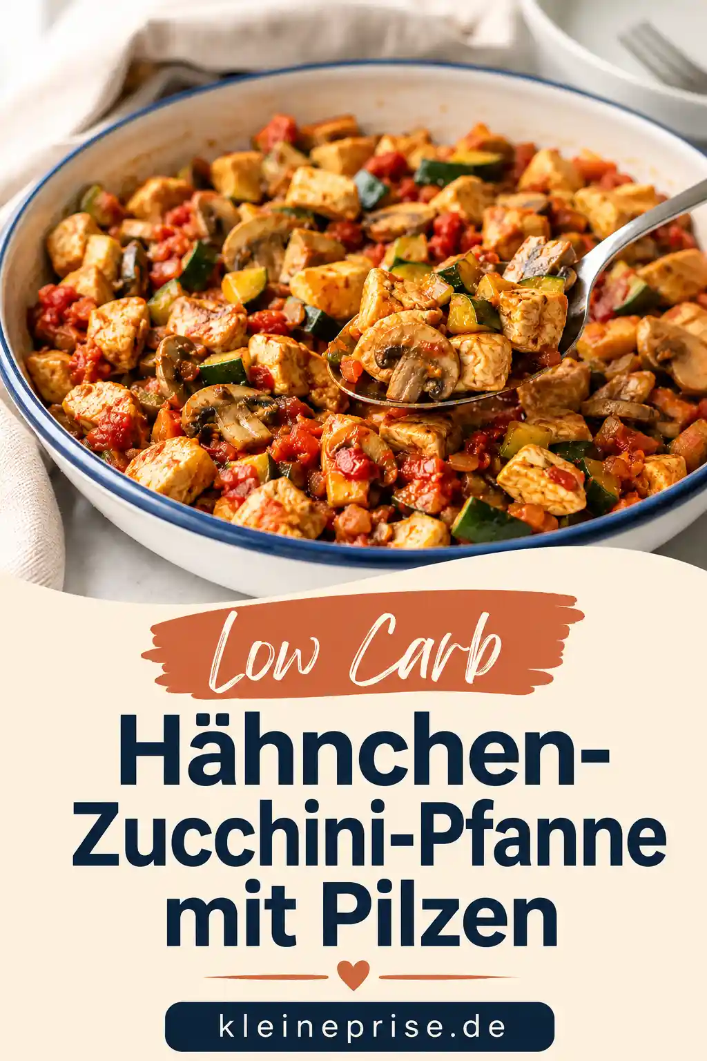 Low Carb Hähnchen-Zucchini-Pfanne mit Pilzen | Pinterest Pinterest Grafik für Low Carb Hähnchen-Zucchini-Pfanne mit Pilzen mit Hähnchen, Zucchini, Champignons und Tomaten