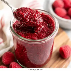 Low Carb Himbeer Marmelade ohne Zucker selber machen Low Carb Himbeer Marmelade im Glas mit Chiasamen und Löffel