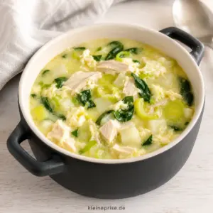 Low Carb Hühnersuppe einfach und sättigend Low Carb Hühnersuppe mit Hähnchen, Kohlrabi, Lauch, Spinat und Ei im kleinen Topf