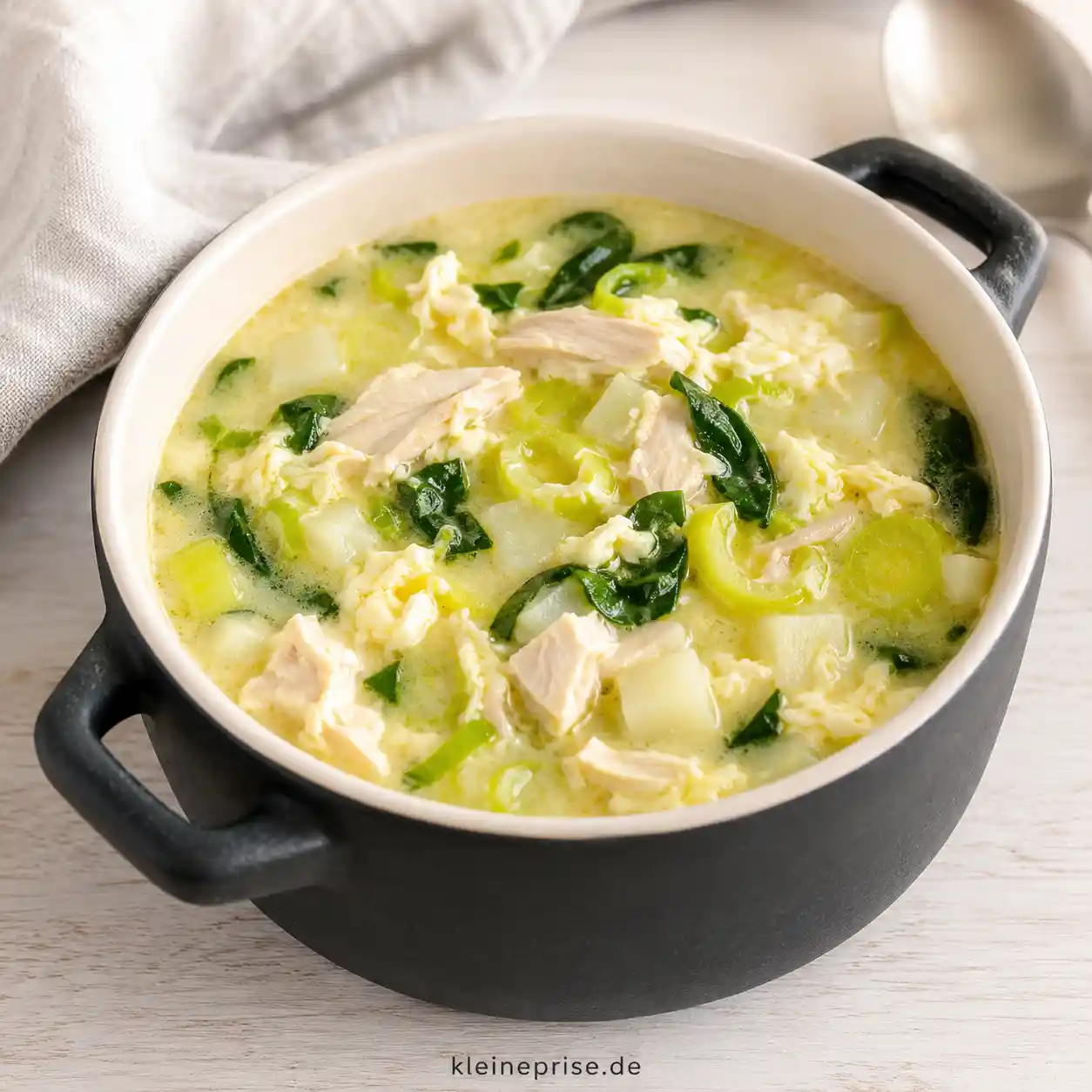 Low Carb Hühnersuppe einfach und sättigend Low Carb Hühnersuppe einfach und sättigend | Kleine Prise