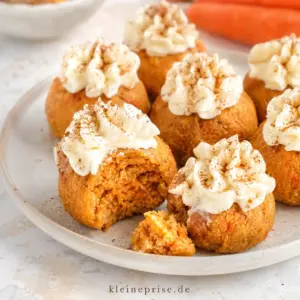 Low Carb Karottenkuchen Fat Bombs mit Frischkäsecreme Low Carb Karottenkuchen Fat Bombs mit Frischkäsecreme auf einem Teller