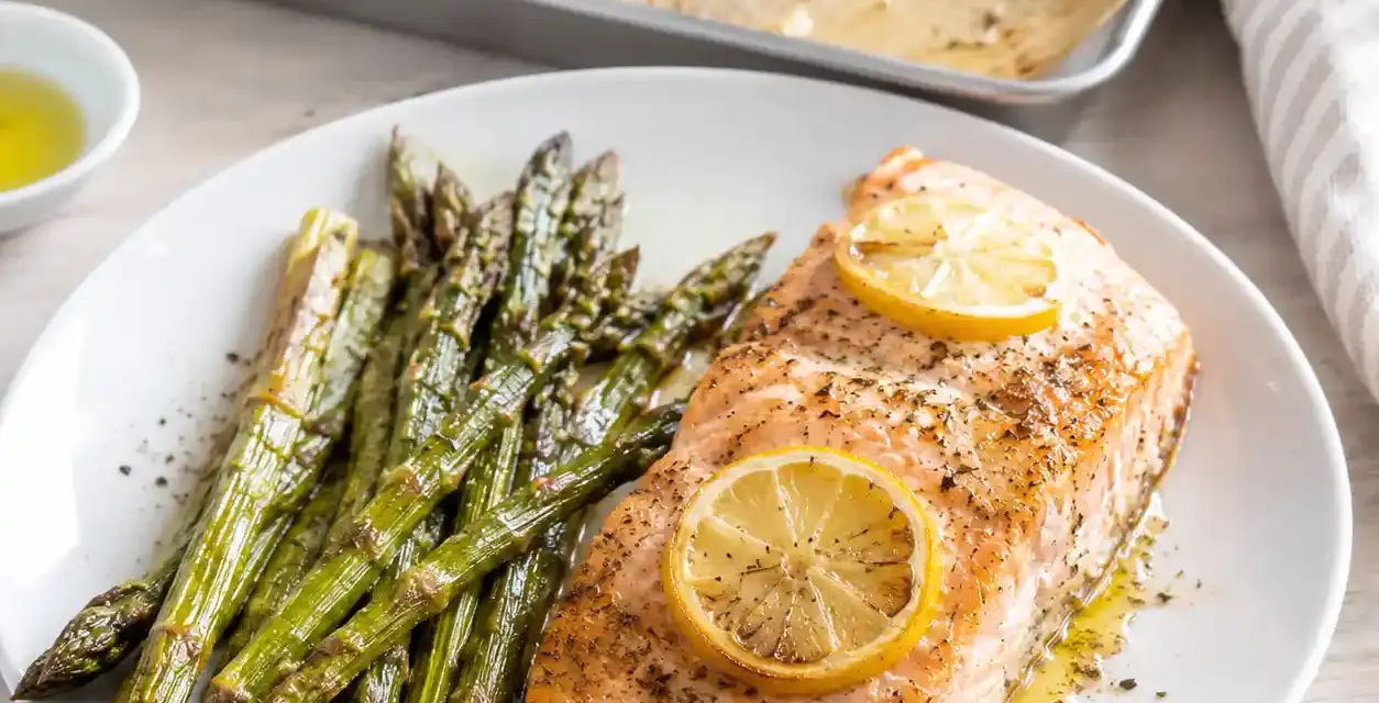Low Carb Lachs mit Ofen-Spargel einfach vom Blech