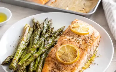 Einfache Rezepte und Spielideen für Kinder Low Carb Lachs mit Ofen-Spargel einfach vom Blech