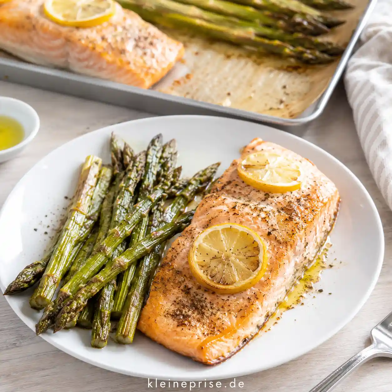 Low Carb Lachs mit Ofen-Spargel einfach vom Blech Low Carb Lachs mit Ofen-Spargel einfach vom Blech | Kleine Prise