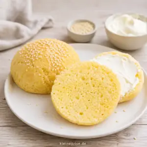 Low Carb Mikrowellen Brötchen in wenigen Minuten Low Carb Mikrowellen Brötchen mit Sesam aufgeschnitten und mit Frischkäse bestrichen