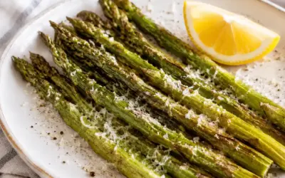Einfache Rezepte und Spielideen für Kinder Low Carb Ofen-Spargel mit Parmesan und Zitrone