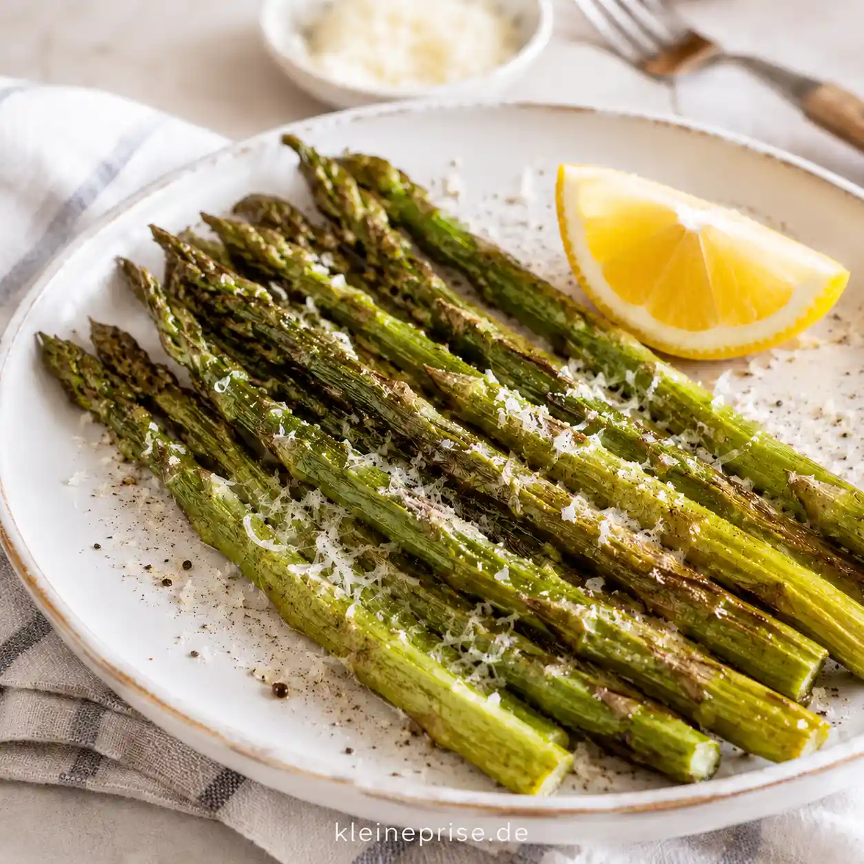 Low Carb Ofen-Spargel mit Parmesan und Zitrone Low Carb Ofen-Spargel mit Parmesan und Zitrone | Kleine Prise