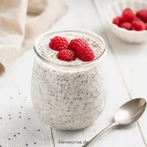 Low Carb Overnight Oats ohne Haferflocken Low Carb Overnight Oats mit Chiasamen, Mandeln und Himbeeren im Glas