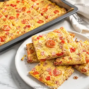 Low Carb Pizza Frittata vom Blech: einfach und herzhaft Low Carb Pizza Frittata vom Blech mit Tomaten, Paprika, Kochschinken und Gouda