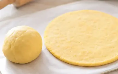 Einfache Rezepte und Spielideen für Kinder Low Carb Pizzateig mit Mandelmehl einfach selber machen