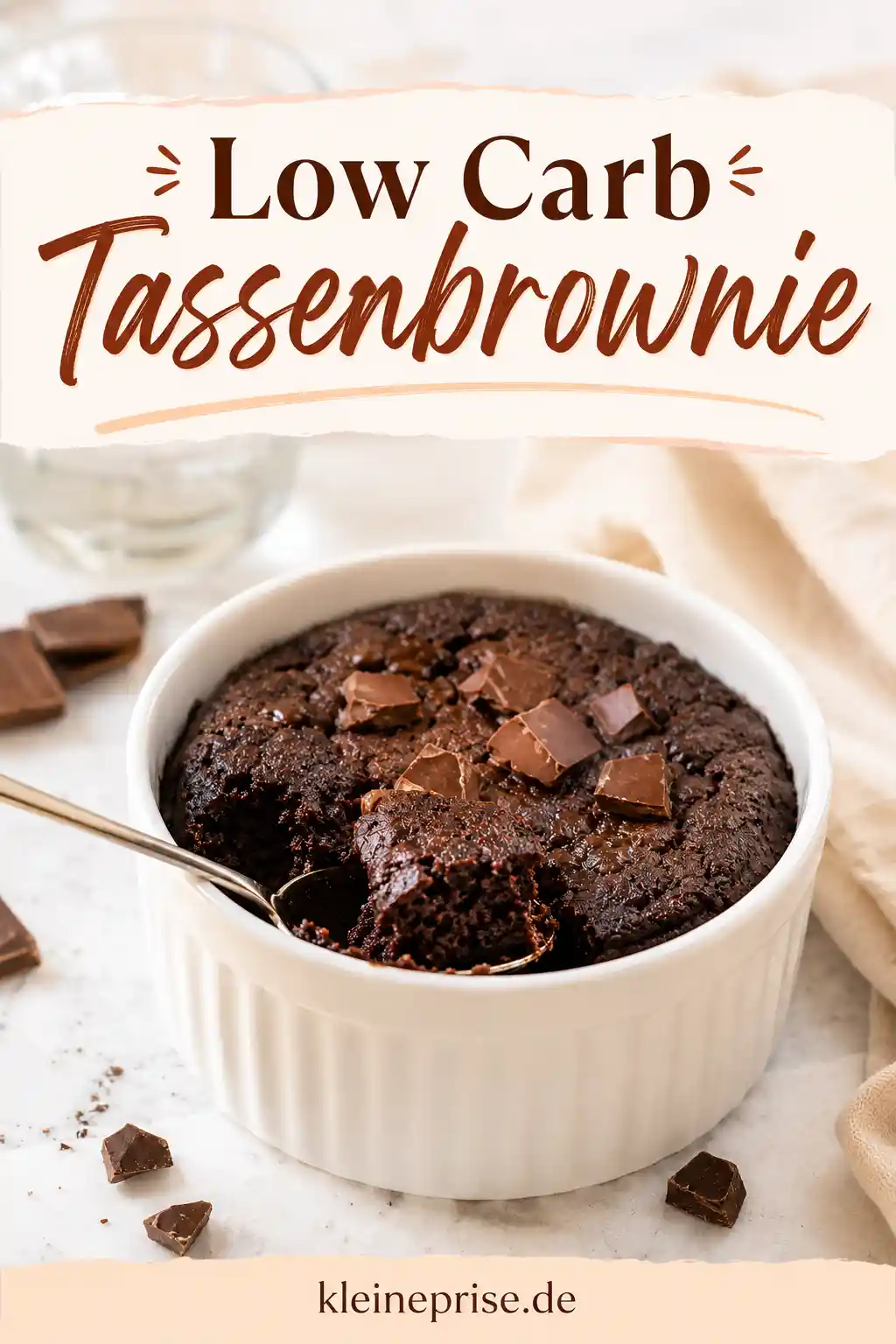 Low Carb Tassenbrownie Pinterest Pin Pinterest Bild mit Low Carb Tassenbrownie in weißer Tasse und großem Rezepttitel
