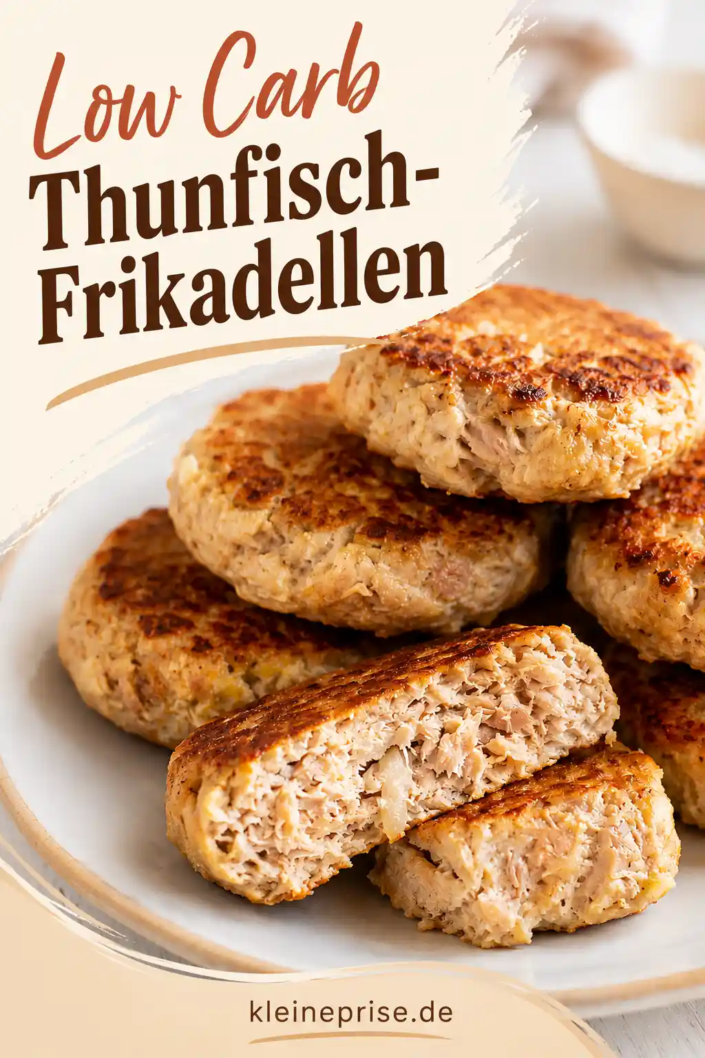 Low Carb Thunfisch Frikadellen Pinterest Pin Pinterest Grafik für Low Carb Thunfisch Frikadellen mit großem Rezepttitel und goldbraun gebratenen Frikadellen