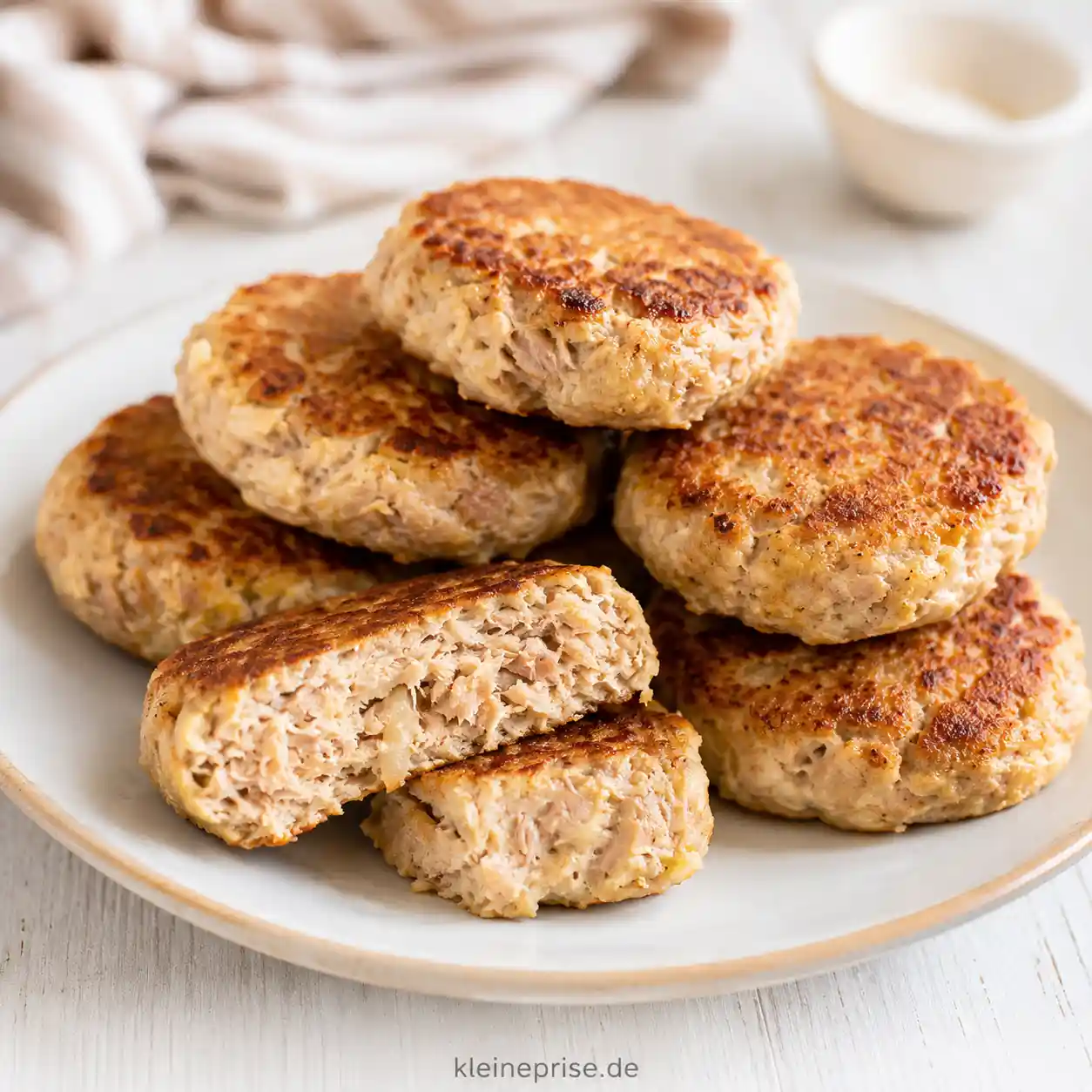 Low Carb Thunfisch-Frikadellen einfach aus der Pfanne Low Carb Thunfisch-Frikadellen einfach aus der Pfanne | Kleine Prise