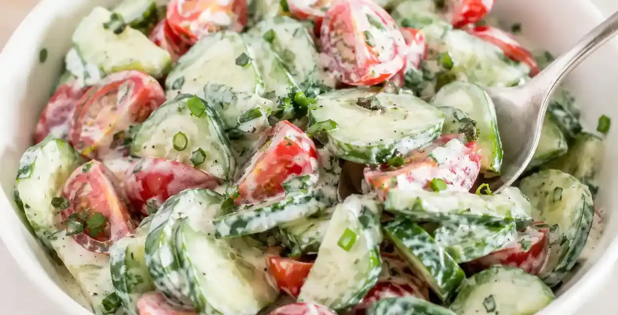 Low Carb Tomaten-Gurken Salat mit cremigem Joghurtdressing