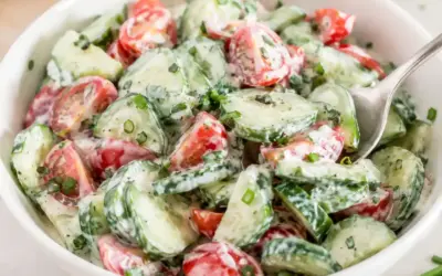 Einfache Rezepte und Spielideen für Kinder Low Carb Tomaten-Gurken Salat mit cremigem Joghurtdressing