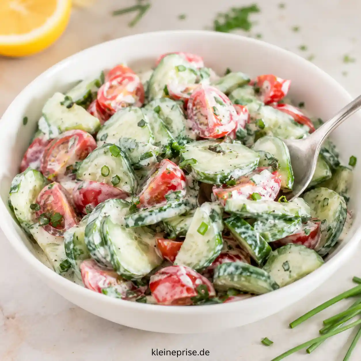 Low Carb Tomaten-Gurken Salat mit cremigem Joghurtdressing Low Carb Tomaten-Gurken Salat mit cremigem Joghurtdressing | Kleine Prise