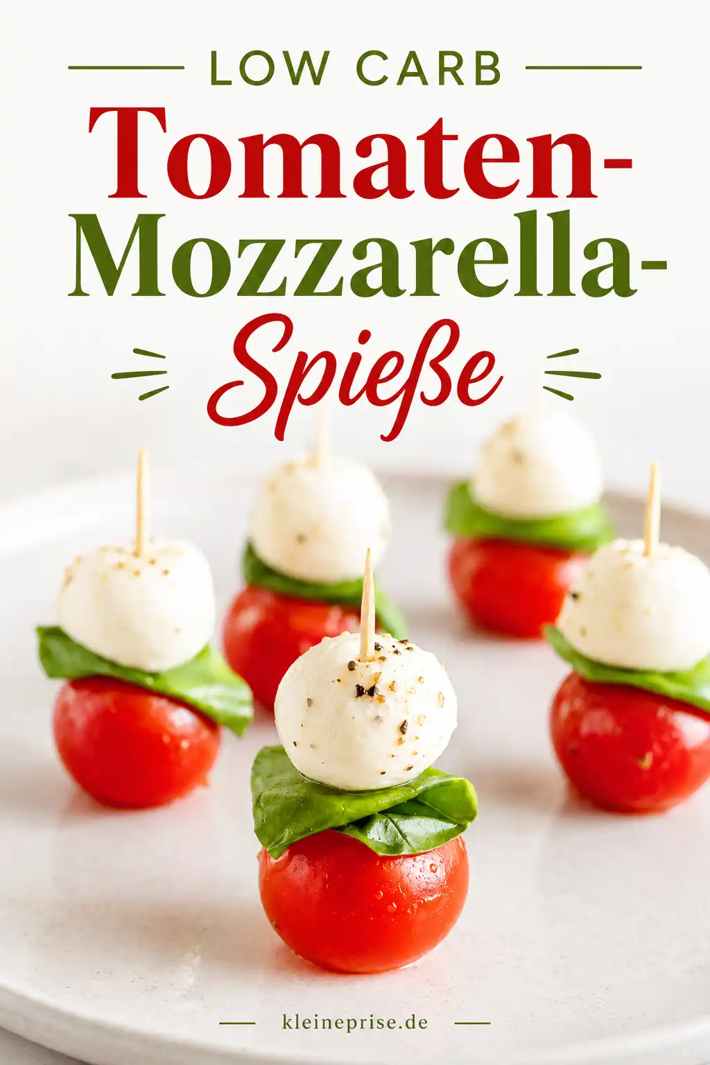 Low Carb Tomaten Mozzarella Spieße Pinterest Pinterest Bild für Low Carb Tomaten Mozzarella Spieße mit großer Rezept Überschrift und fertigen Spießen auf einem hellen Teller