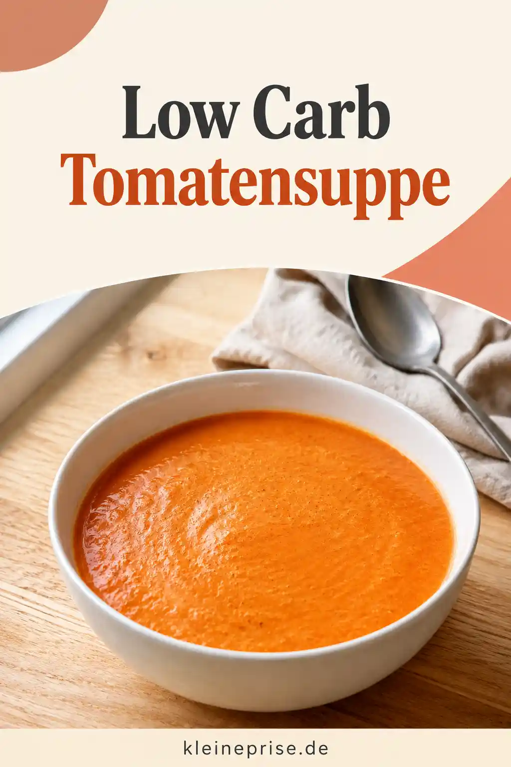 Low Carb Tomatensuppe Pinterest Grafik Pinterest Grafik für Low Carb Tomatensuppe mit großer Überschrift und einer Schale cremiger Tomatensuppe