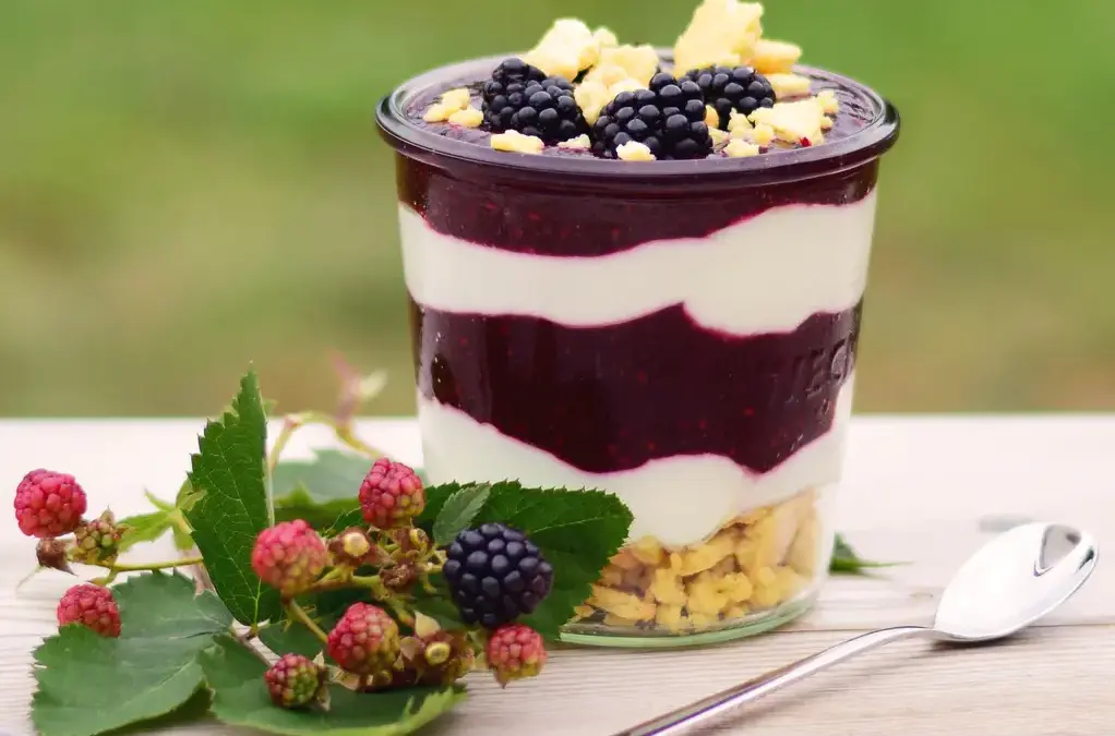 Low Carb Götterquark Rezept Nachtisch im Glas – Quarkspeise mit Sahne – So gehts