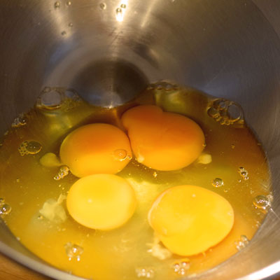 1. Schritt - Vier Eier in einer hohen Schüssel aufschlagen