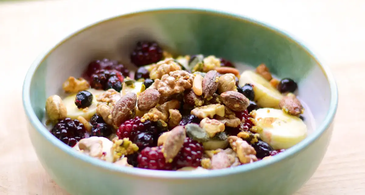 Overnight Oats mit Granola und Brombeeren