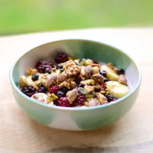 Overnight Oats mit Granola und Brombeeren