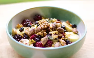 33 Frühstücksideen gesund und lecker für ein gutes Frühstück Overnight Oats mit Granola und Brombeeren