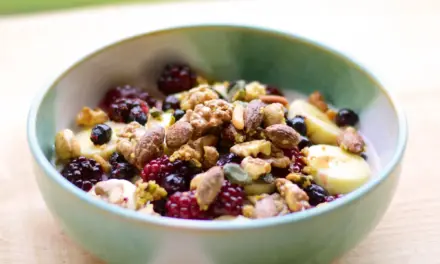 Overnight Oats mit Granola und Brombeeren