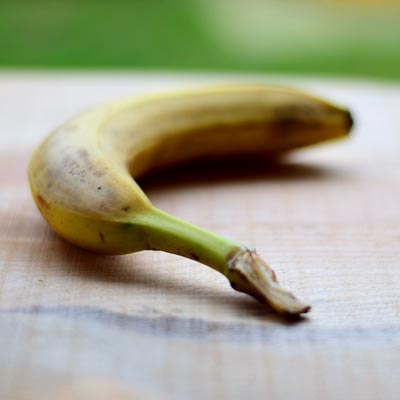 2. Schritt: Die Banane schälen und in Scheiben schneiden
