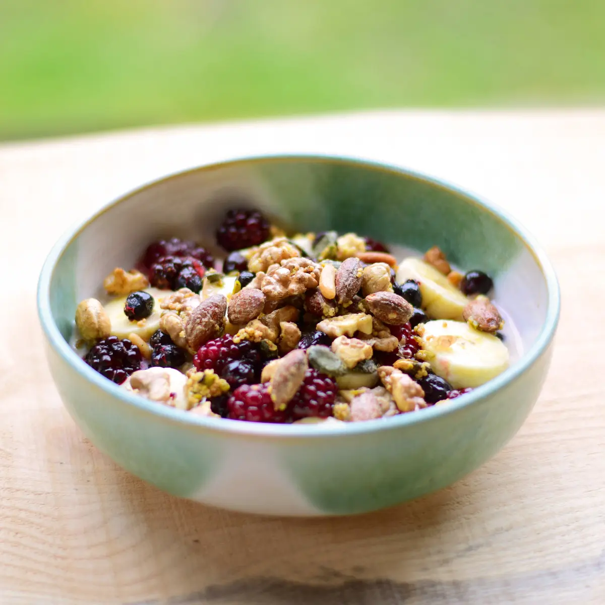 Overnight Oats mit Granola und Brombeeren