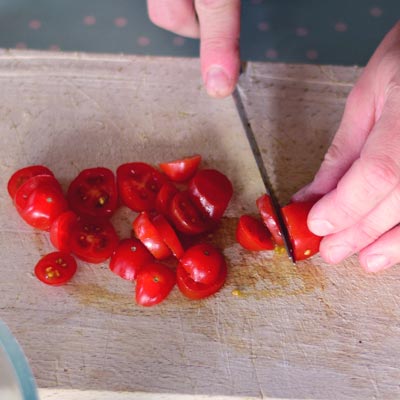 6. Schritt - Tomaten in dünne Scheiben schneiden