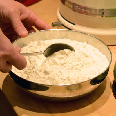 1. Schritt - Mehl, Salz und Backpulver vermengen
