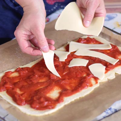 3. Schritt - Pizza mit Scheibenkäse: Diese Pizzavariante ist für Tochter Tilda