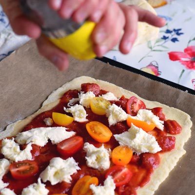 3. Schritt - Pizza Salzen: Nach Bedarf Salz über die Pizza streuen