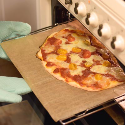 4. Schritt - Pizza fertig gebacken: Nach circa 20 bis 25 Minuten ist die Pizza gebacken