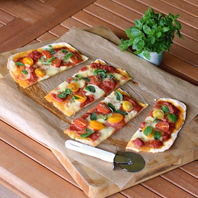 4. Schritt - Pizza ist fertig: Belegt mit Oregano Blätter ist die schnelle Variante perfekt