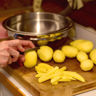 1. Schritt - Kartoffel in Stifte schneiden