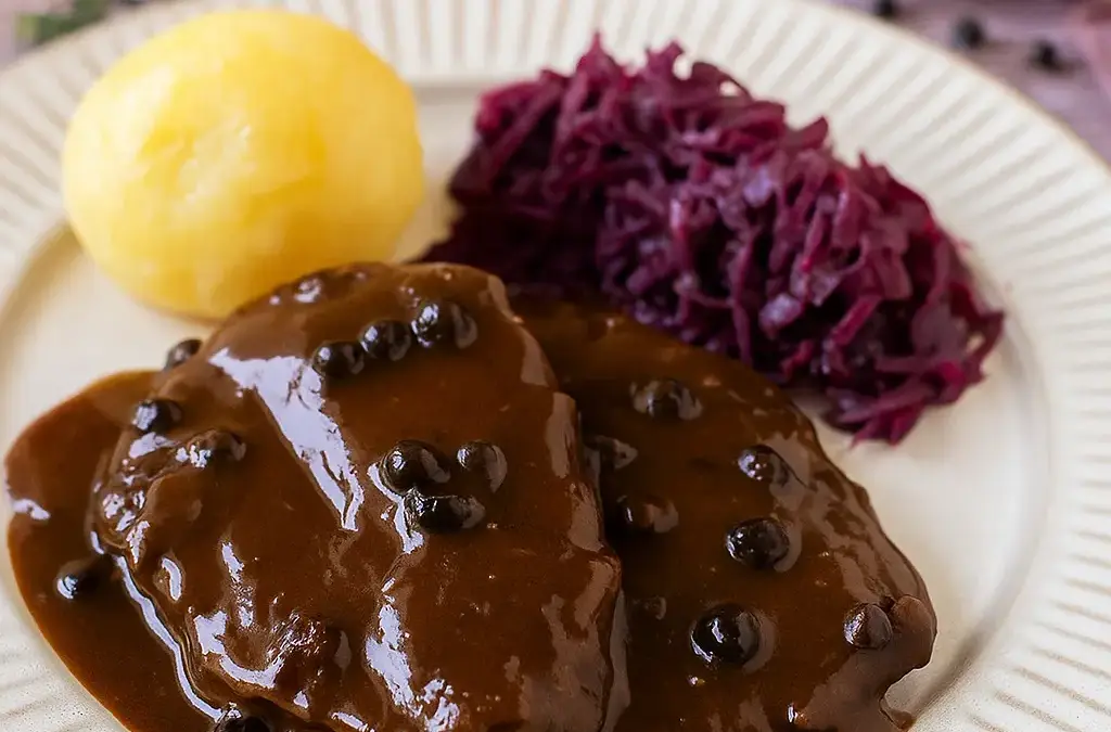 Rheinischer Sauerbraten mit Rotkohl und Kartoffelklößen