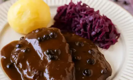 Rheinischer Sauerbraten mit Rotkohl und Kartoffelklößen