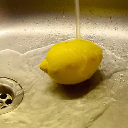 Zitronen waschen
