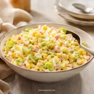Schichtsalat mit Porree Schichtsalat mit Porree in einer Schüssel mit Mais, Schinken, Ei, Gouda und cremigem Dressing