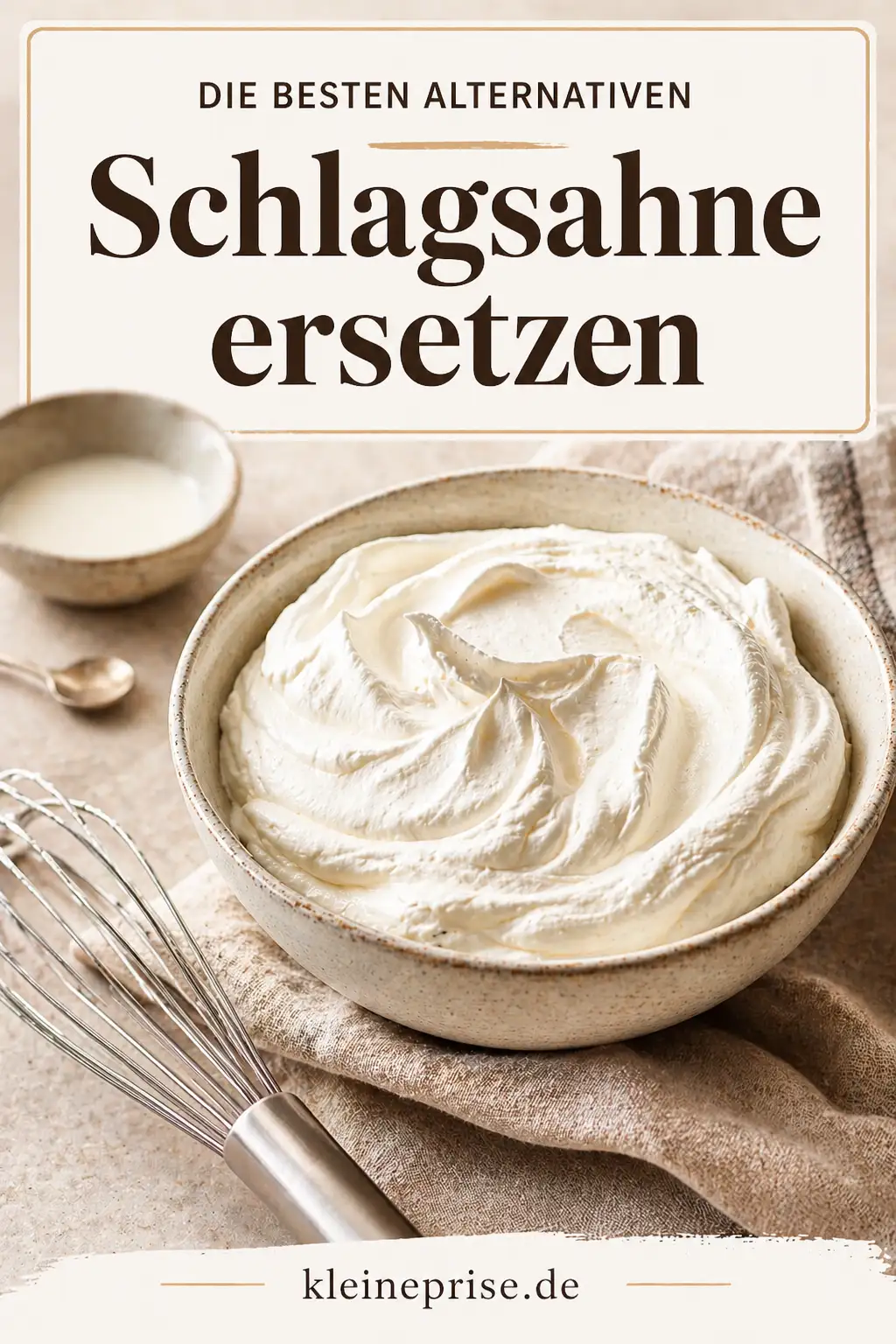 Pinterest: Schlagsahne ersetzen Pinterest: Bild mit Schüssel cremigem Sahne Ersatz und dem Text Schlagsahne ersetzen.