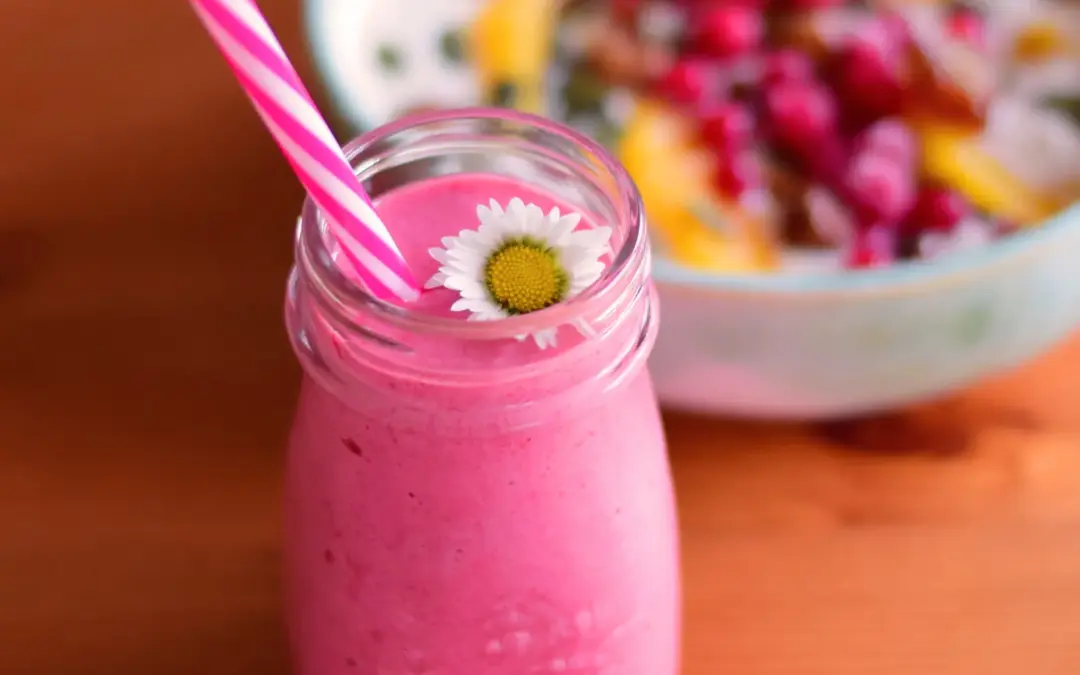 Holunderblüten Sirup selber machen Smoothie mit Banane und Himbeeren